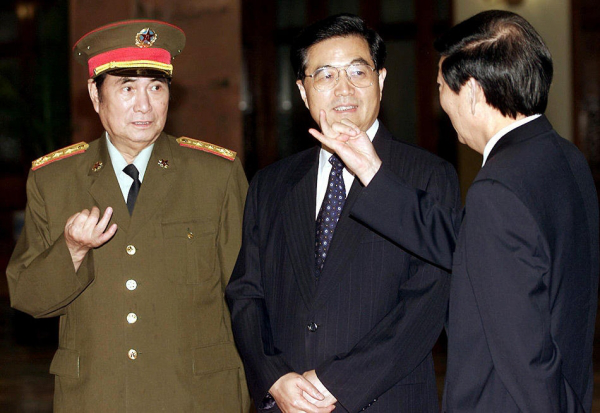 朱镕基、胡锦涛、张万年在人民大会堂时交谈 朱镕基、胡锦涛、张万年在人民大会堂时交谈