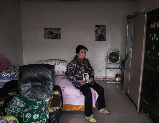 刘媛玲丈夫刘传斌,1995年因肺癌去世,时年51岁。 刘媛玲丈夫刘传斌,1995年因肺癌去世,时年51岁。