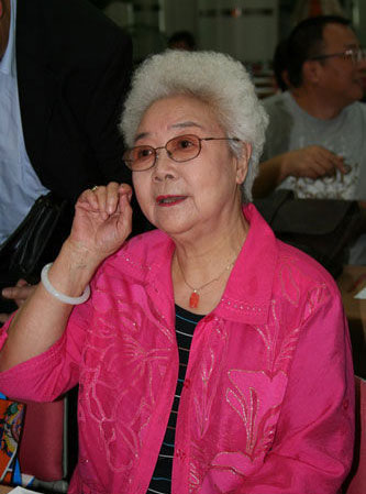 87岁“白毛女”田华为患癌家人奔波