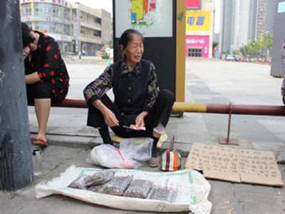 肺癌晚期老人卖瓜子收到假币